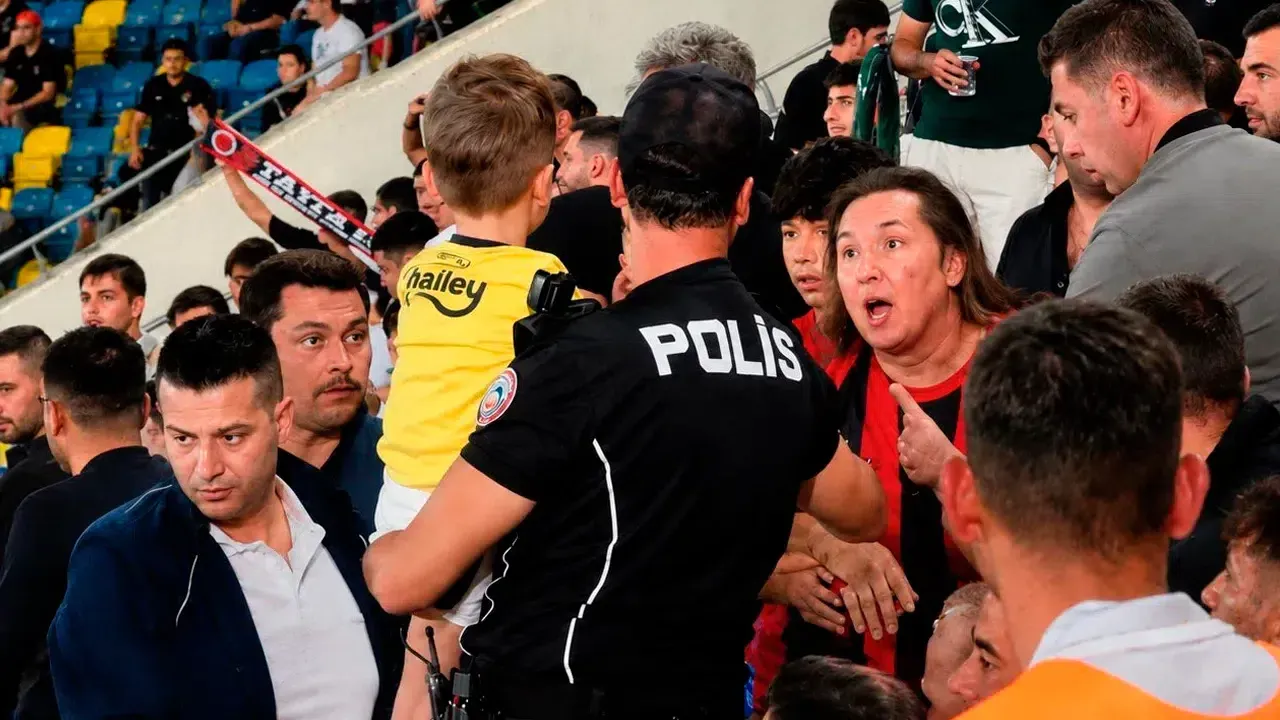 Gençlerbirliği-Fenerbahçe maçında çocuğun formasını çıkaran şahsın cezası belli oldu!