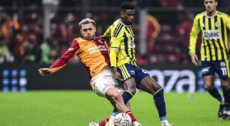 Galatasaray-Fenerbahçe derbisinde yine kartlar havada uçuştu