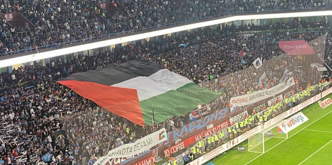Trabzonspor Tribunlerinde Filistin Mesajı! Dev Bayrak Acıldı
