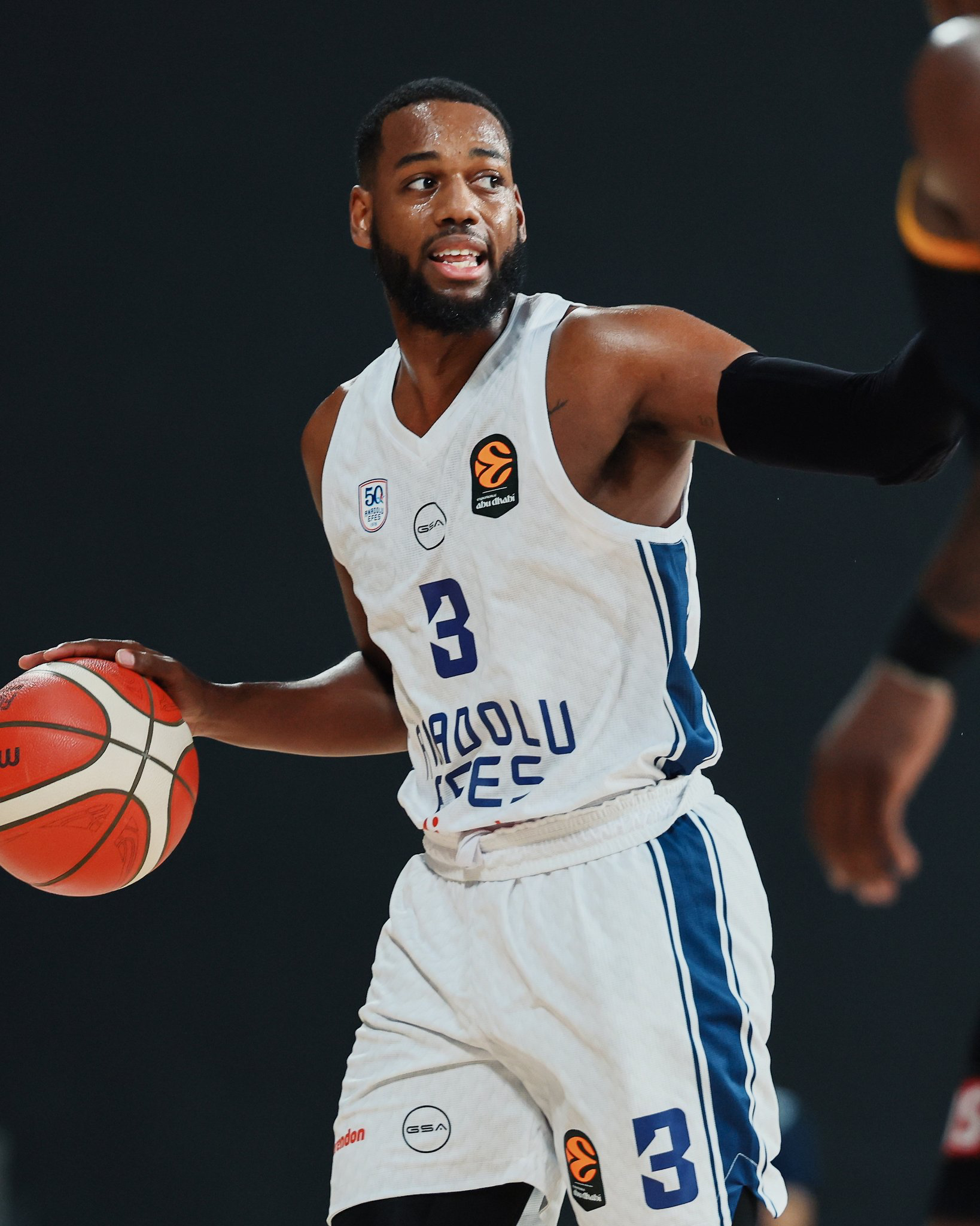 Anadolu Efes 27 asist yaptı, AEK’i rahat mağlup etti