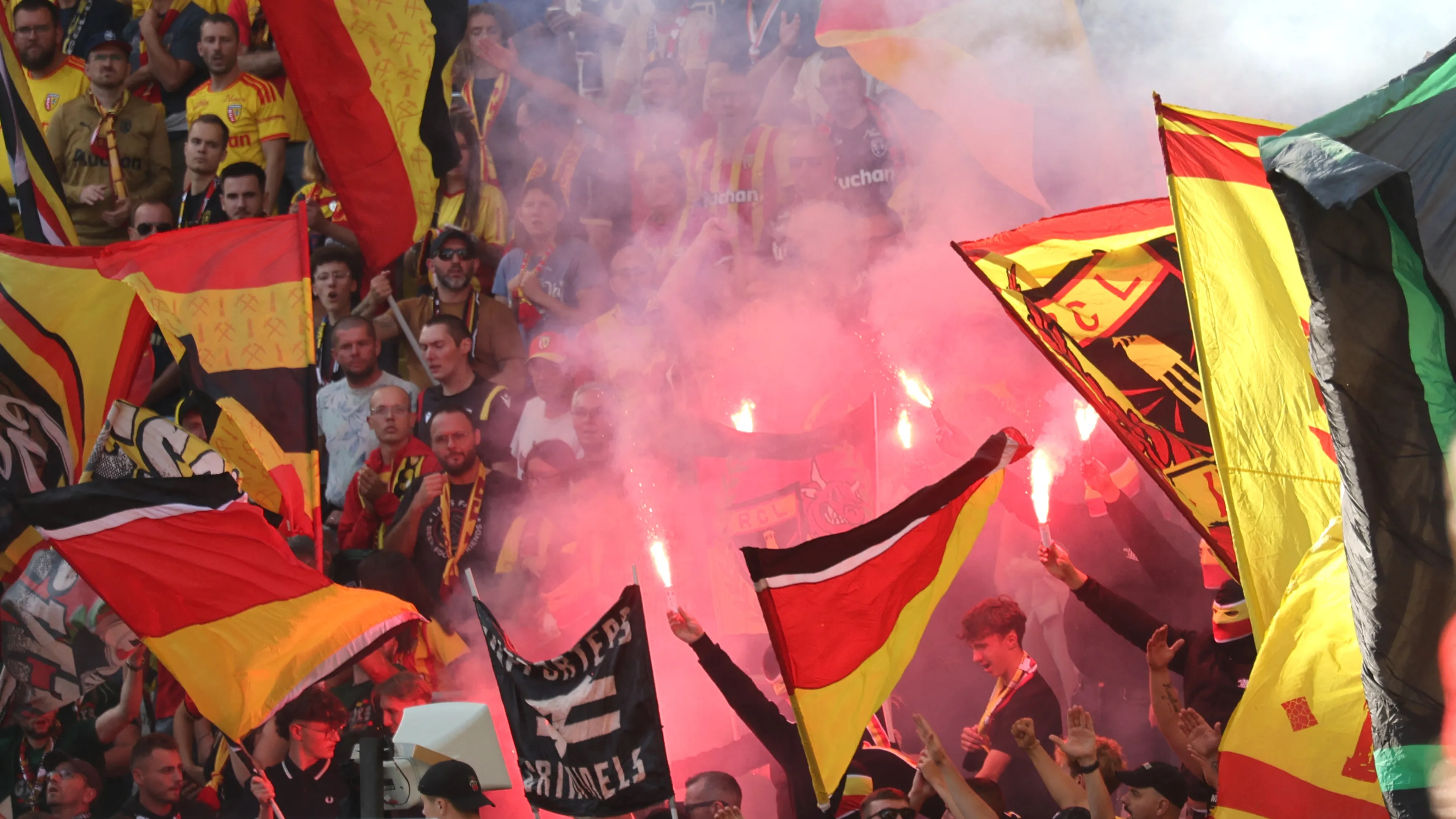 Anfield tamamen kırmızıya bürünecek! Piroteknik madde olayları nedeniyle UEFA'dan yaptırım alan Fransız kulübü Lens'in taraftarlarına Liverpool…