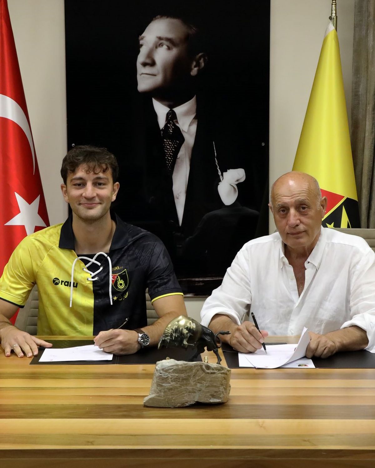 İstanbulspor, Beşiktaş'tan ayrılan Emrecan Uzunhan'ı 2 yıllığına yeniden kadrosuna kattı