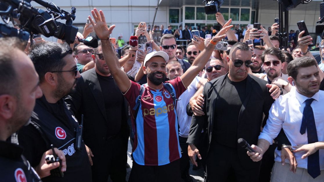 İstanbul’da Salah izdihamı: Dünya yıldızını binlerce Trabzonspor taraftarı karşıladı