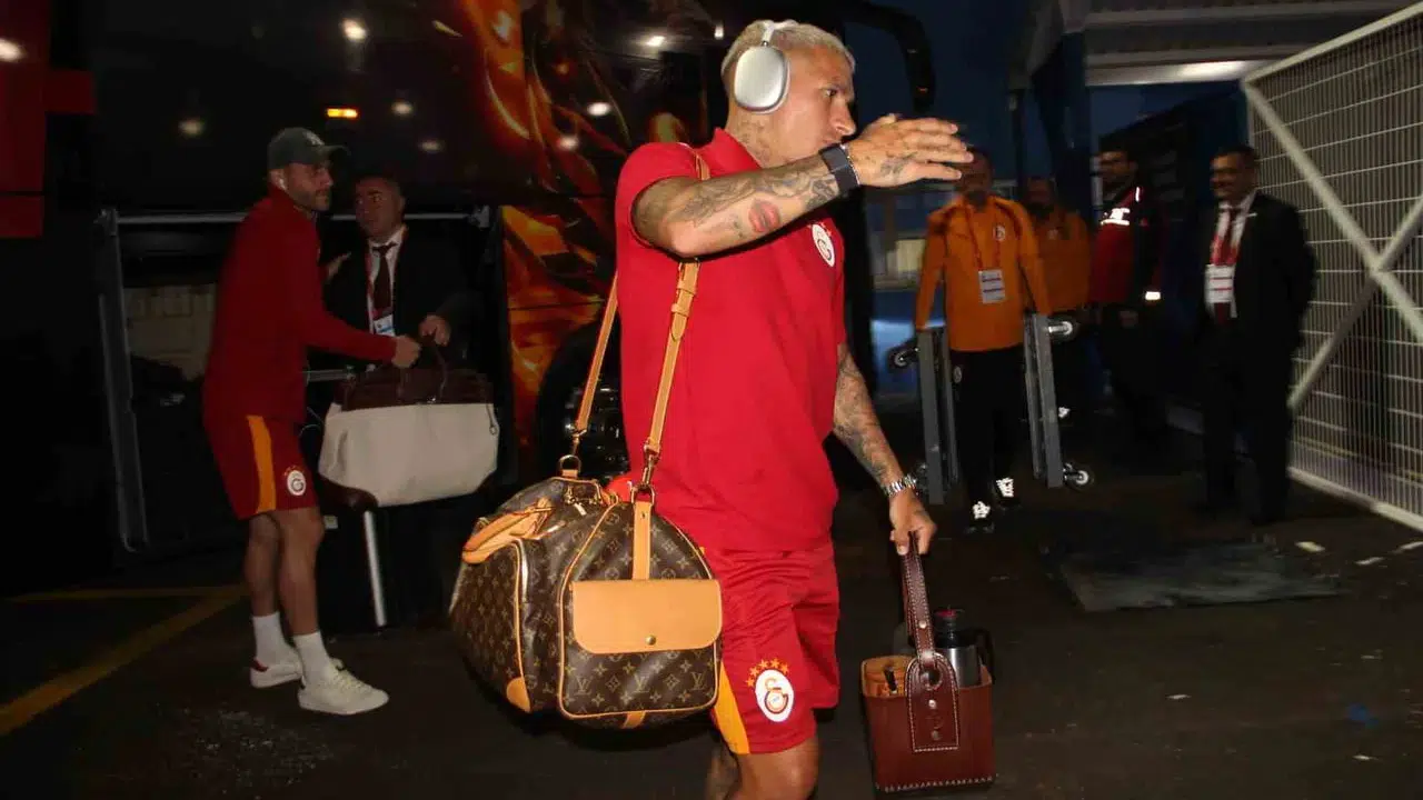 Süper Lig heyecanı artıyor: Erzurumspor ve Galatasaray stadyumda