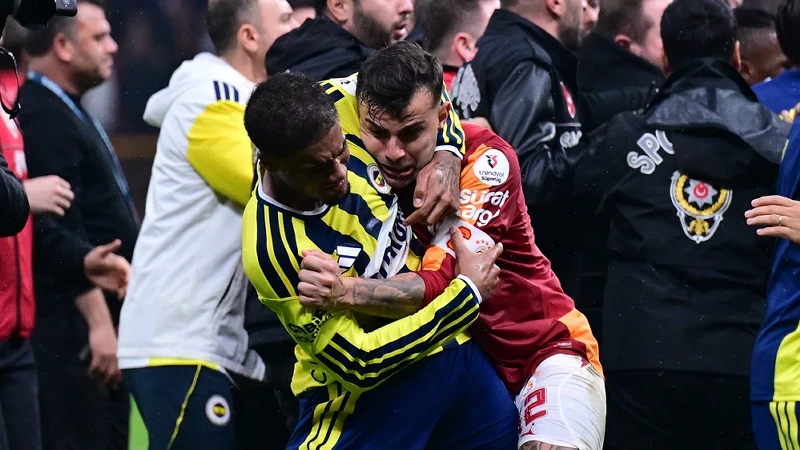 Dünya basını Galatasaray-Fenerbahçe derbisini konuşuyor: ‘Vahşi Batı sahneleri’