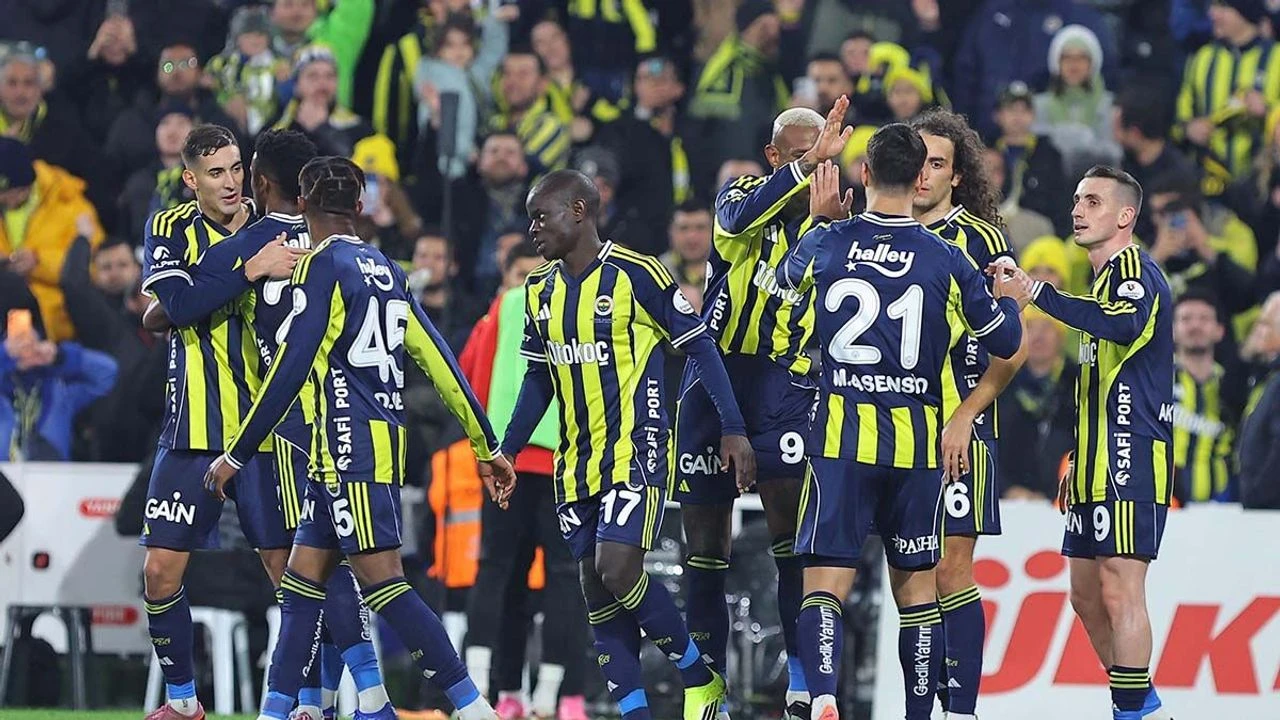 Fenerbahçe, UEFA Kadrosuna Yıldız Futbolcuyu Ekledi