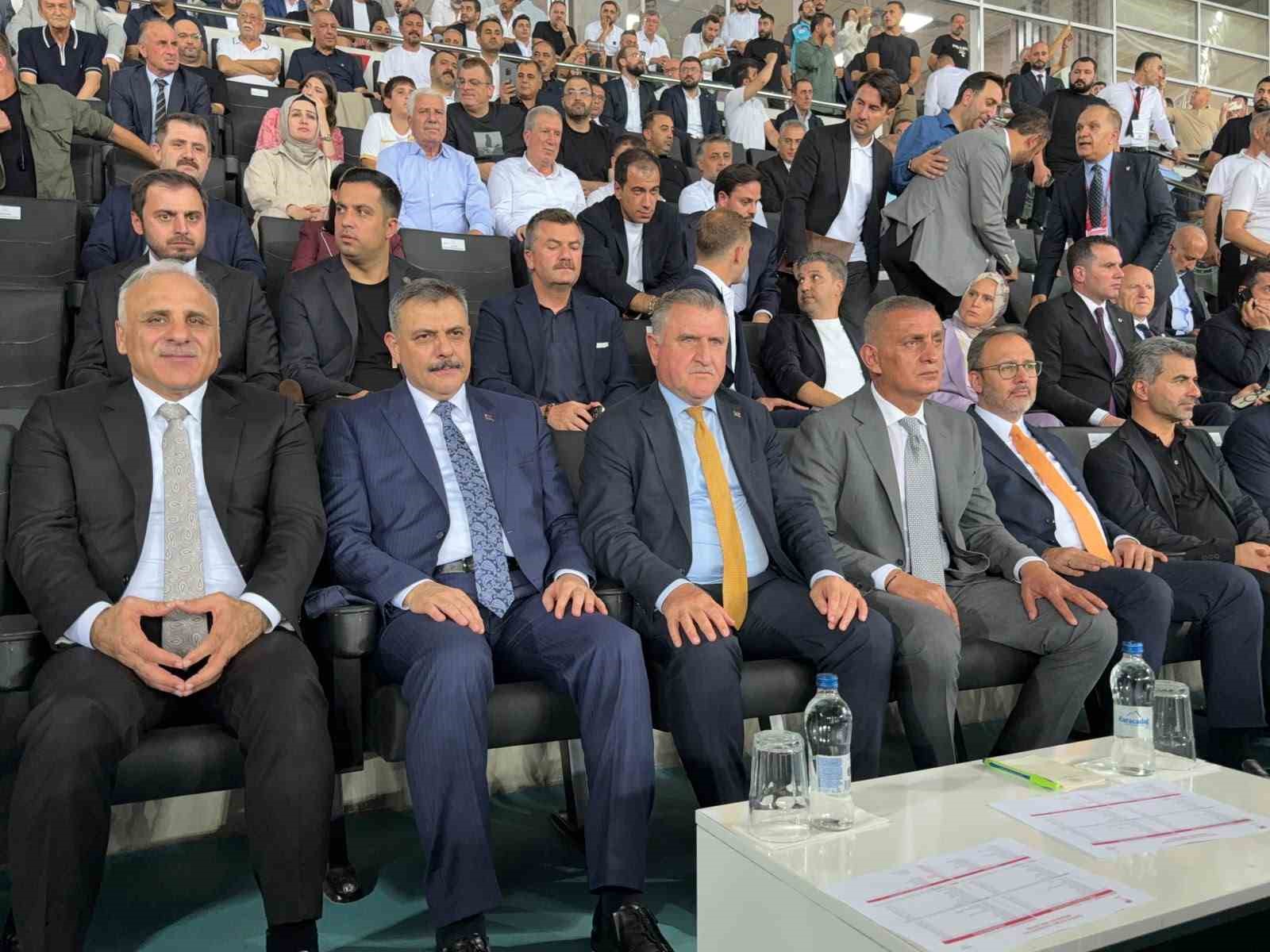 BAKANLAR VE TFF BAŞKANI AMEDSPOR-ERZURUMSPOR MAÇINI TRİBÜNDE TAKİP ETTİ