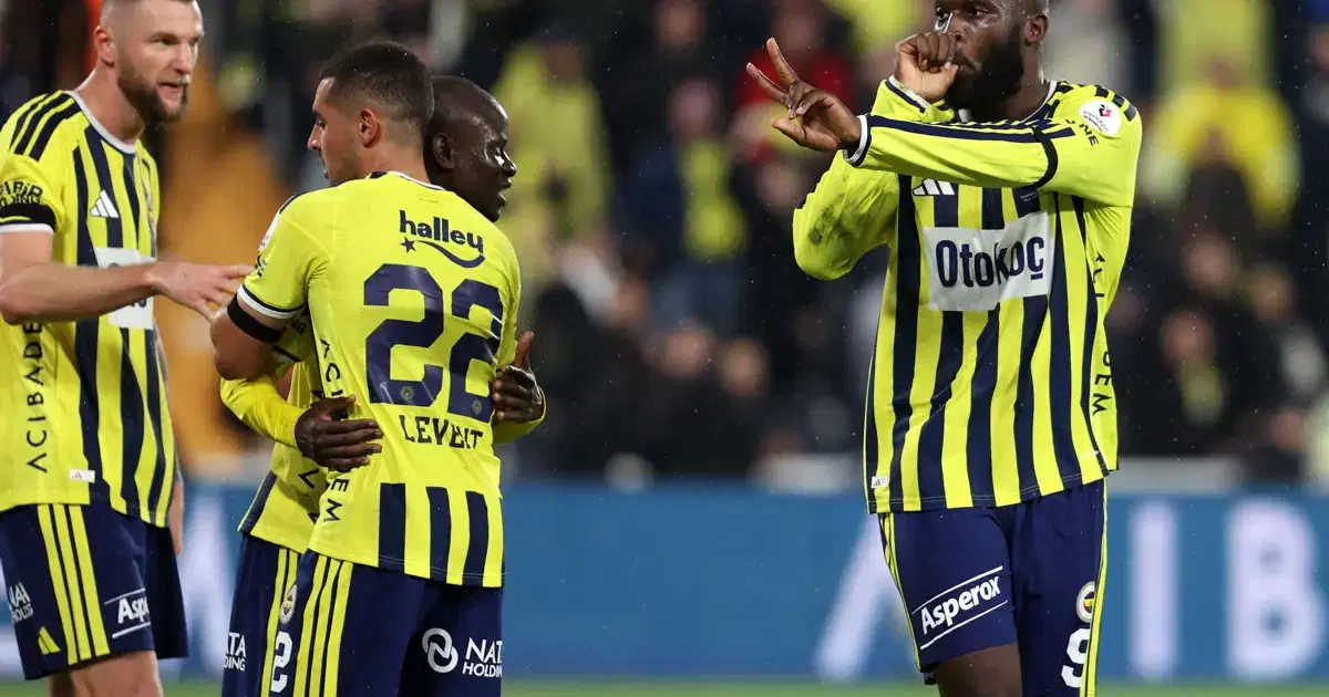 Fenerbahçe krizin gölgesinde çıktığı maçta Alanyaspor'u 3 golle geçti, derbi öncesi moral buldu