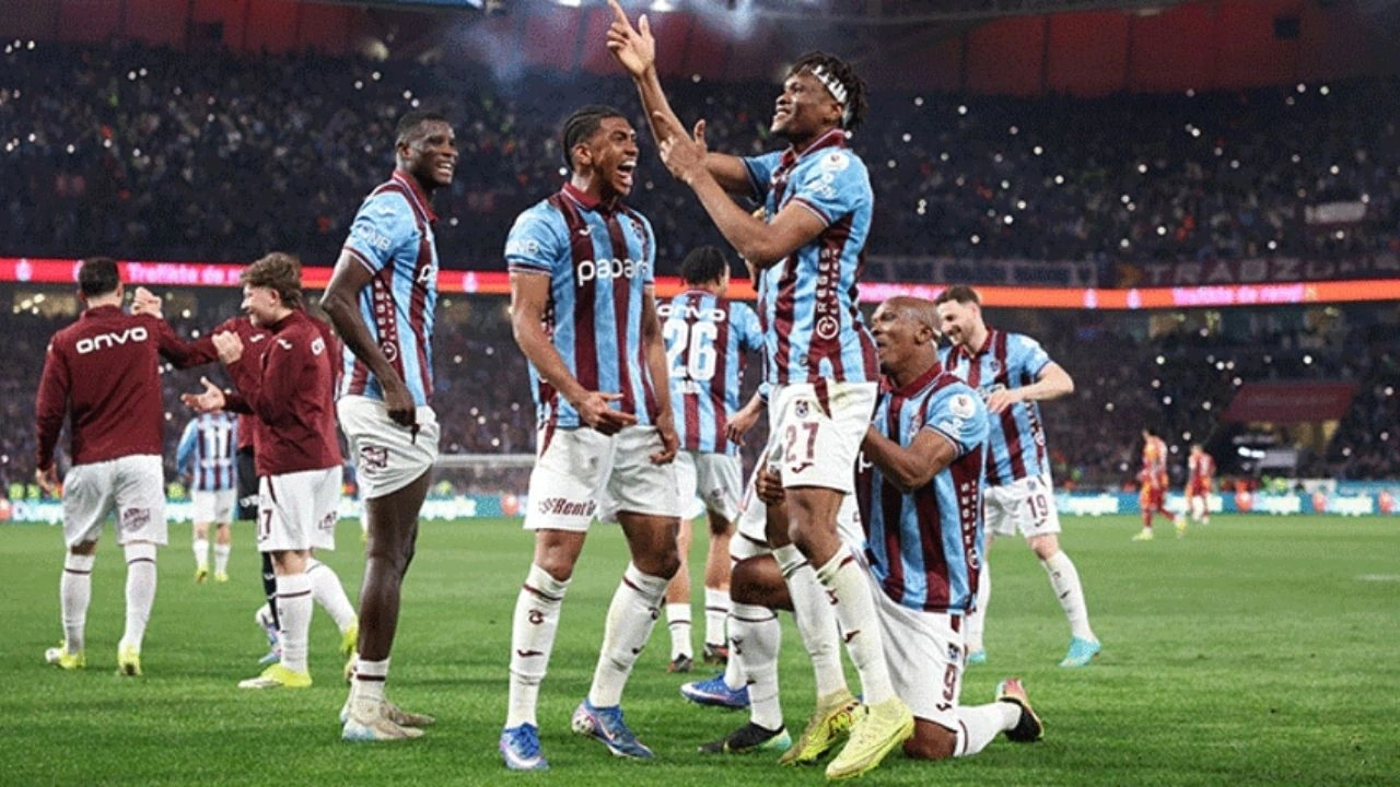 Süper Lig'de tarihi sözleşme: Trabzonspor'da beklenen opsiyon devreye girdi!