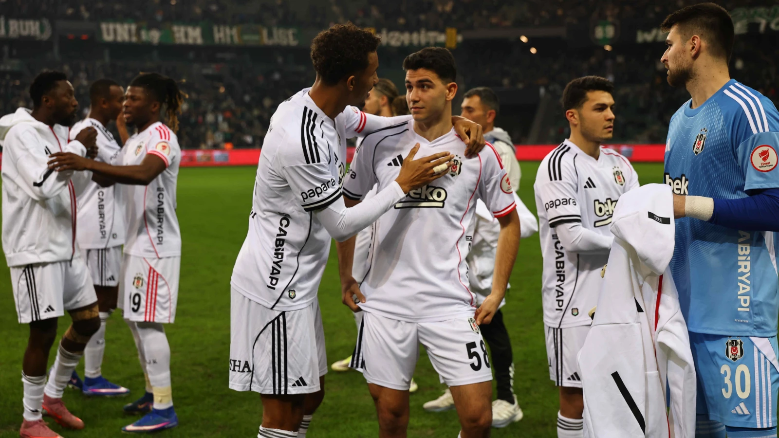 Beşiktaş'ta Transfer Hareketliliği! Savunma Oyuncusuna Eski Takımından Sürpriz Teklif