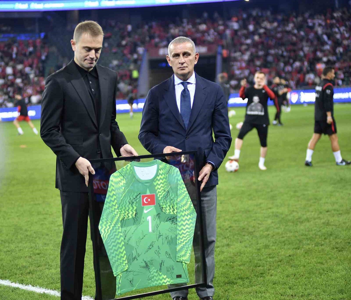 TFF Başkanı Hacıosmanoğlu, Mert Günok'a Fransa maçı öncesi milli forma hediye etti