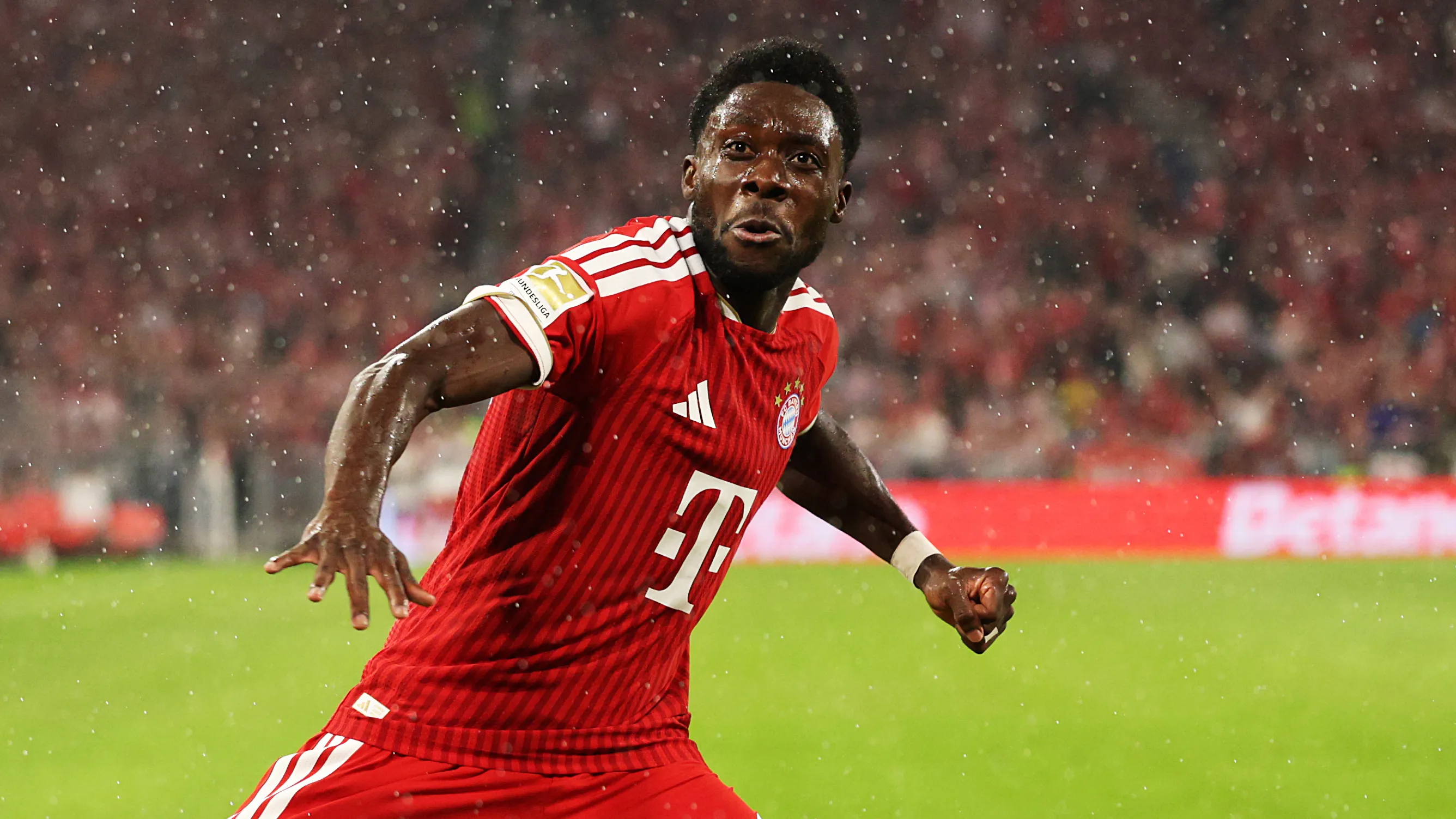 Bayern Münih'in Alphonso Davies için bonservis bedelini belirlemesiyle Manchester United teyakkuzda