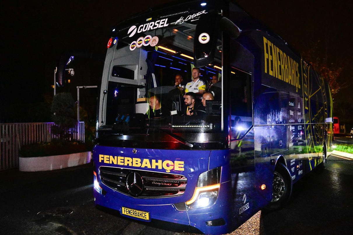 Fenerbahçe otobüsü tesislere döndü! Görenler şaşırdı