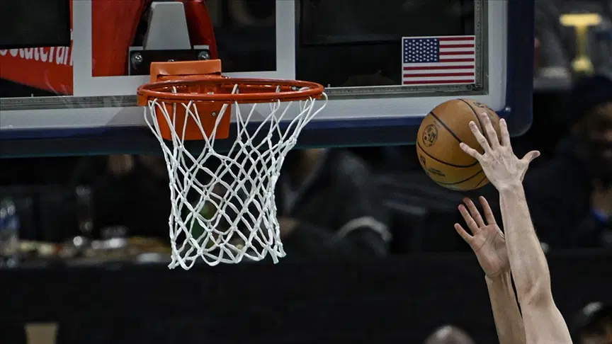 NBA yıldızı Galatasaray ceketiyle maça geldi, o anlar viral oldu