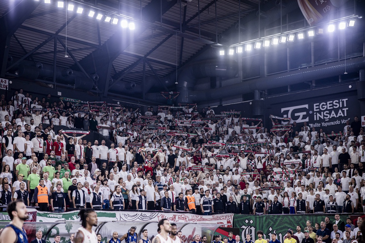 Karşıyaka, 5.5 ay sonra taraftarı önünde Fenerbahçe'ye 97-72 mağlup oldu