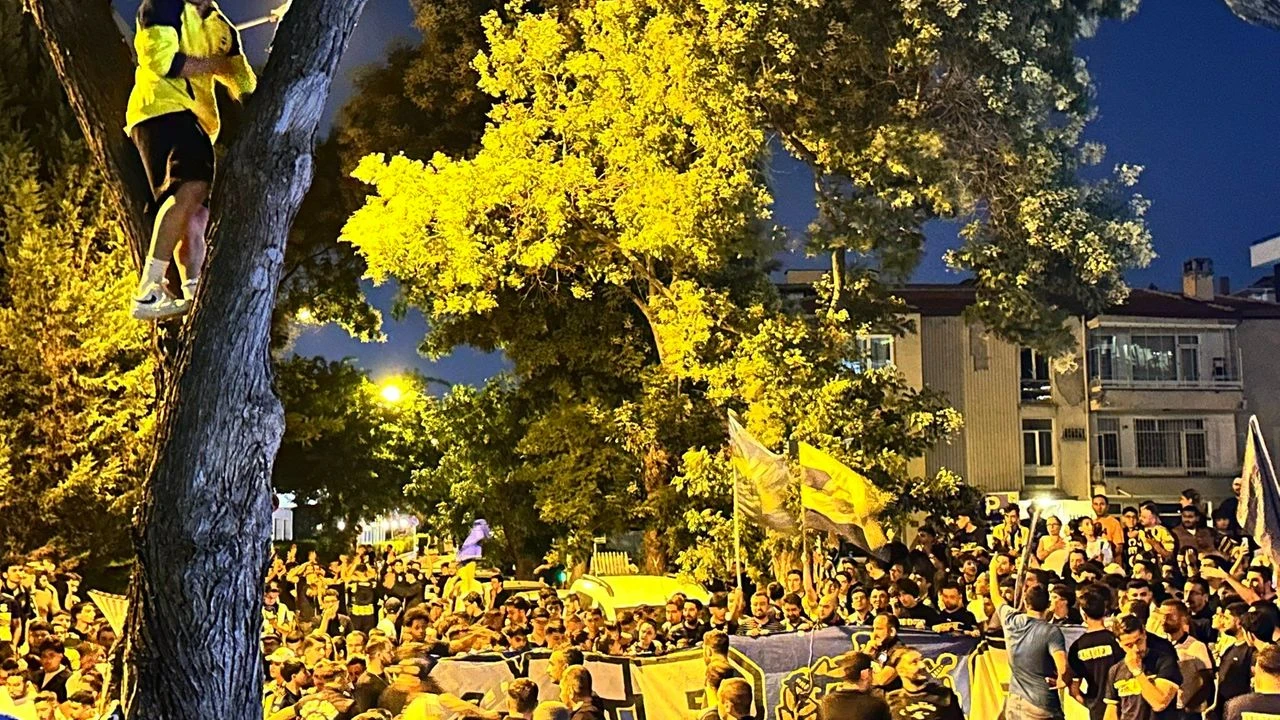 Fenerbahçe kafilesine Ankara'da coşkulu karşılama!