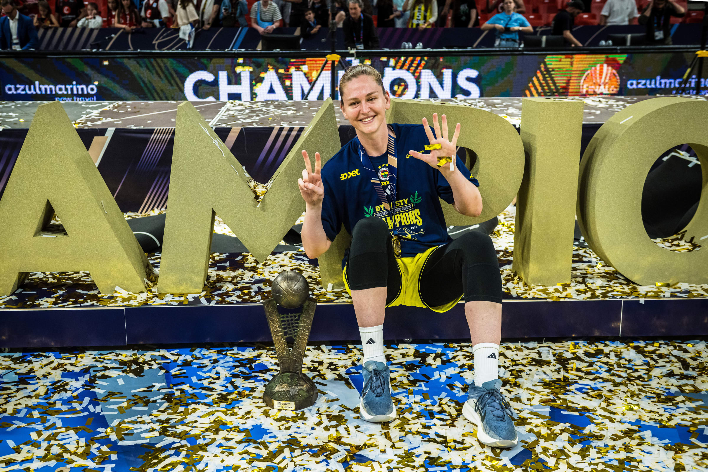 Fenerbahçe süper yıldızıyla yola devam